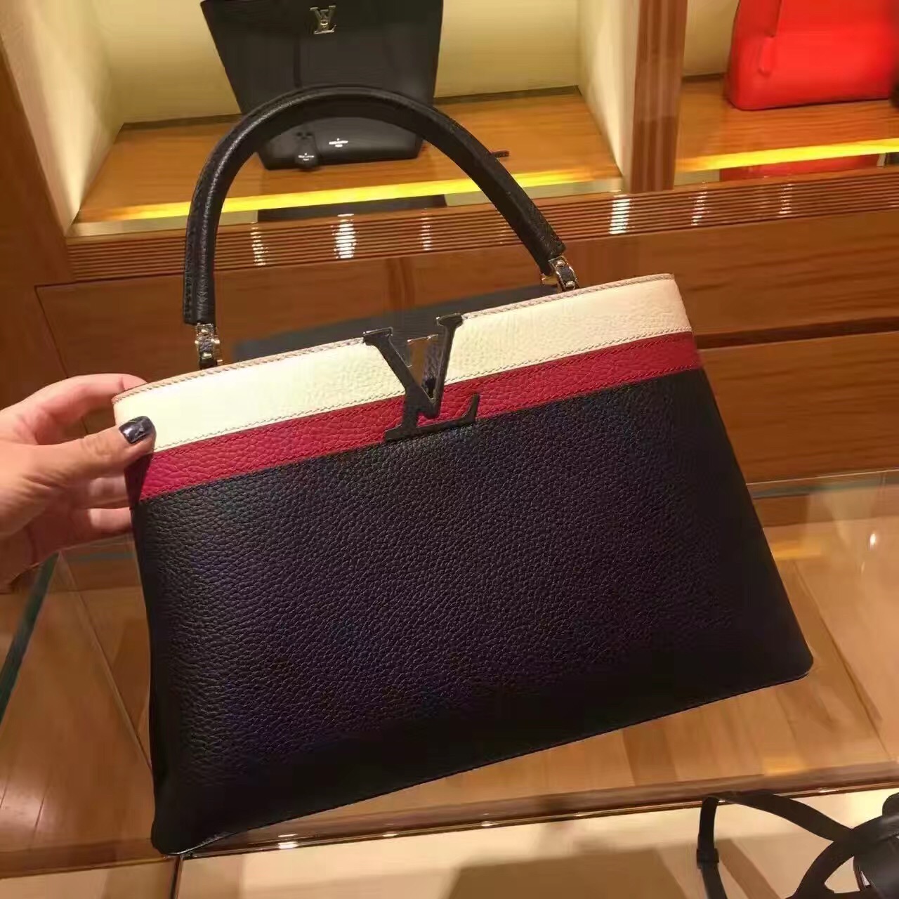 Autbentic Louis Vuitton Capucines MM Bag M42924
